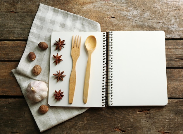 Записная книжка и ложка